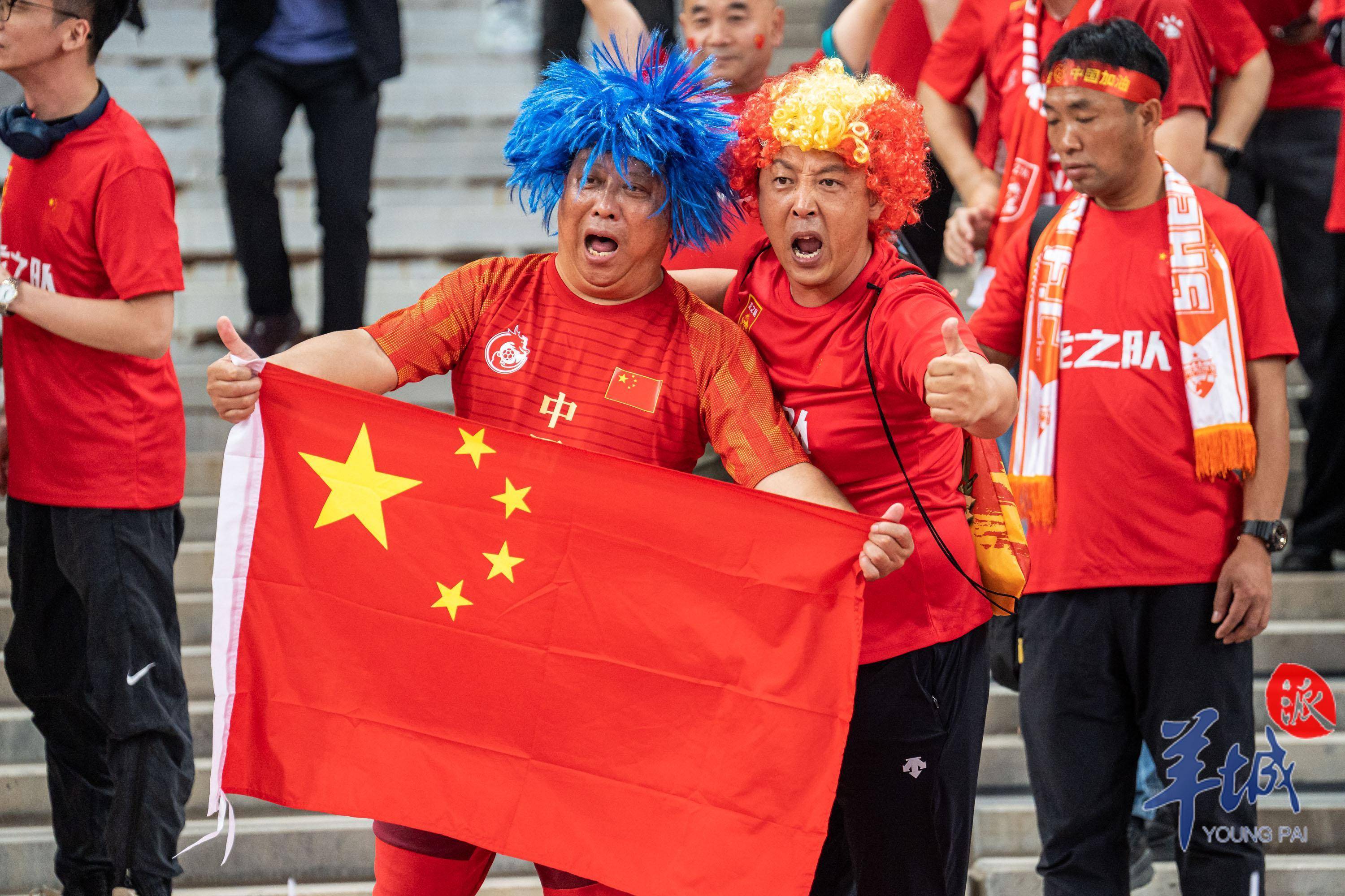 现场直击!球迷热烈欢呼,助威声震天的简单介绍 现场直击!球迷热烈欢呼,助威声震天的简单介绍