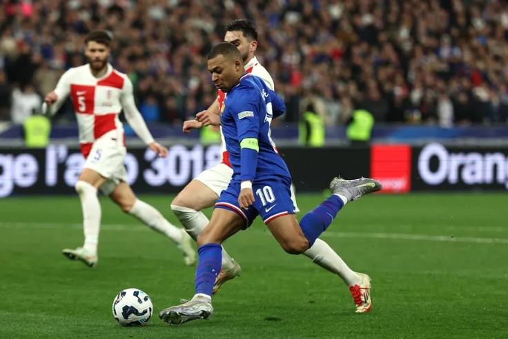 英格兰队表现平平,克罗地亚队进攻不断压制 英格兰队表现平平,克罗地亚队进攻不断压制